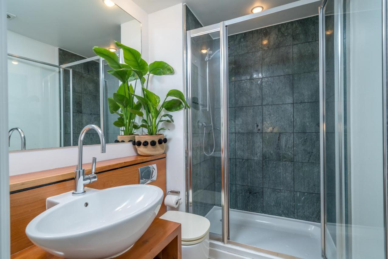 2 Bedroom Apartment With Park Views Shoreditch ロンドン エクステリア 写真