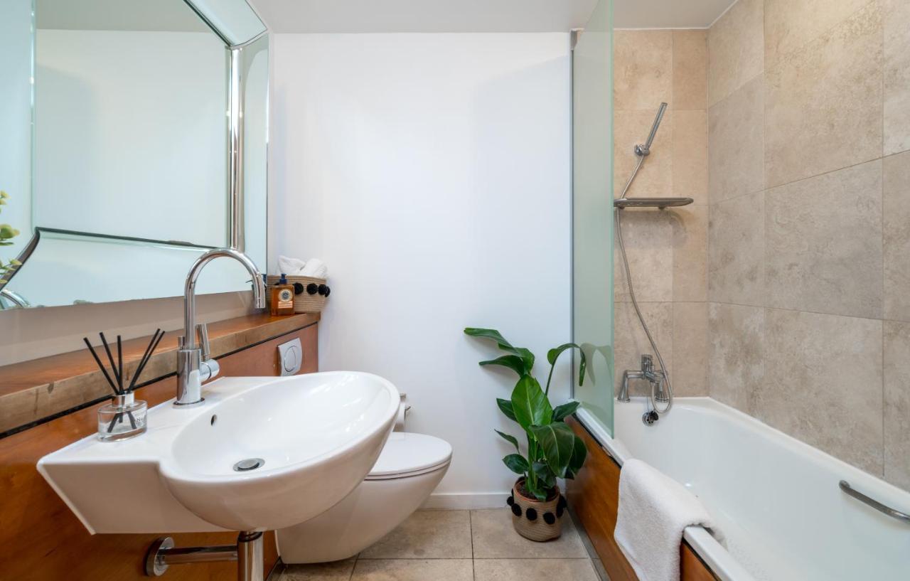 2 Bedroom Apartment With Park Views Shoreditch ロンドン エクステリア 写真