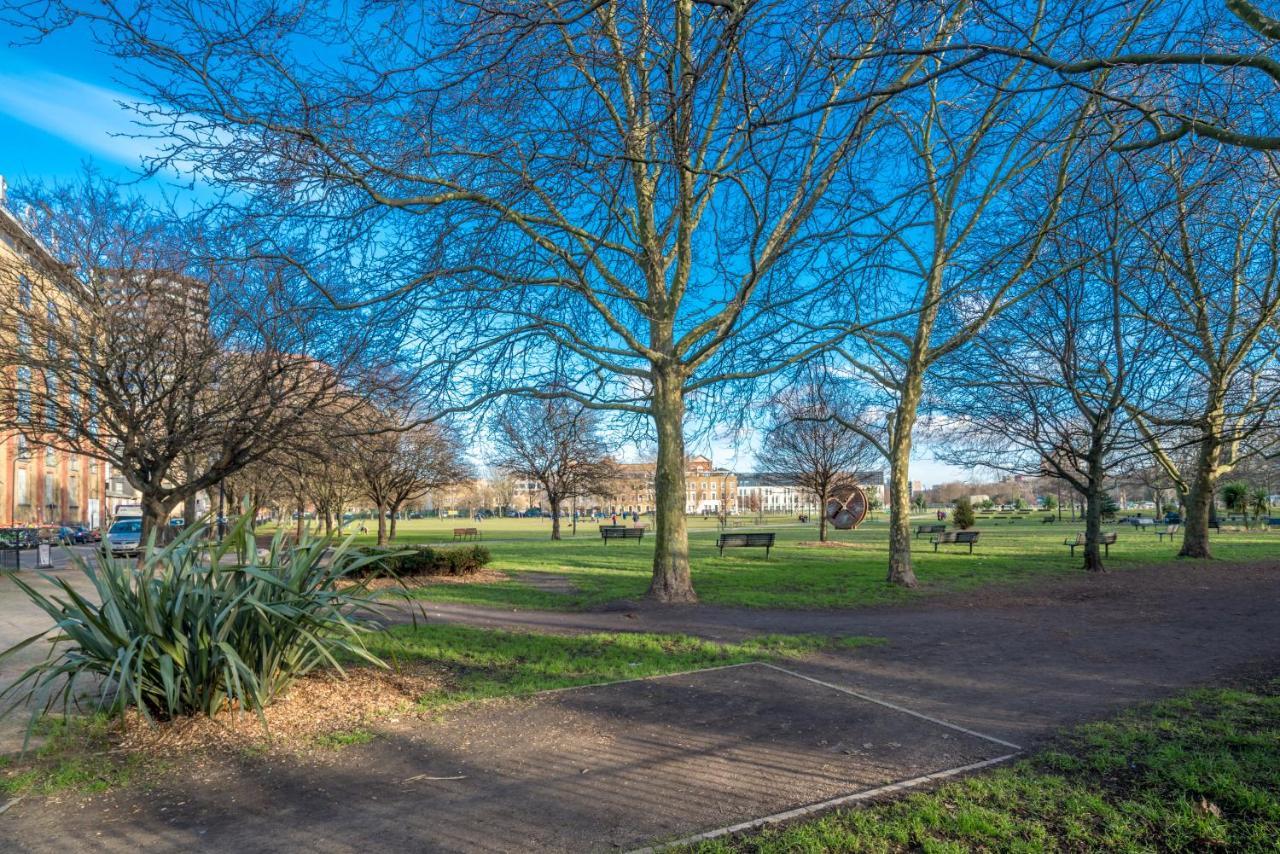 2 Bedroom Apartment With Park Views Shoreditch ロンドン エクステリア 写真