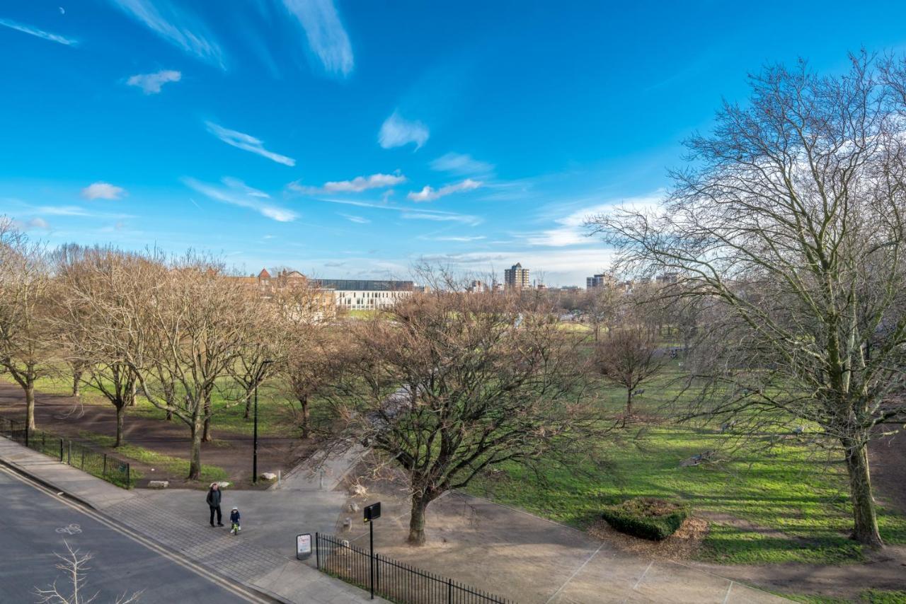 2 Bedroom Apartment With Park Views Shoreditch ロンドン エクステリア 写真